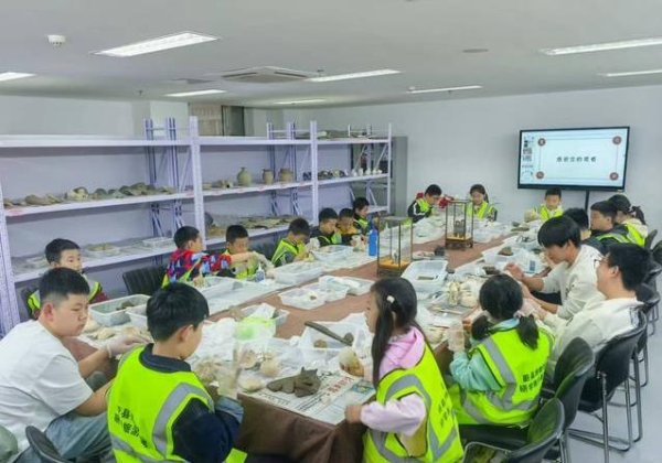 网上在线配资炒股公司 暑期火爆蔚县，千名学生沉浸式学非遗，哪个基地最吸引你？